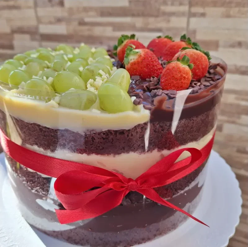 Bolo de aniversário bombom de morango e uva