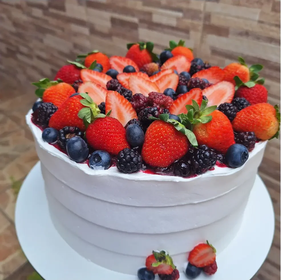 Bolo de aniversário ninho com frutas vermelhas